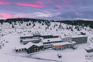 Hornsjø Høyfjellshotell i vinterlandskap
