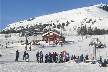 Many people at the ski center at Skeikampen