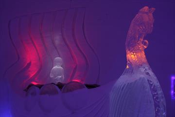 Is-skulpturer inne i Hunderfossen Snøhotell