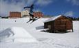 Gutt hopper på ski i alpinbakken - Dalseter