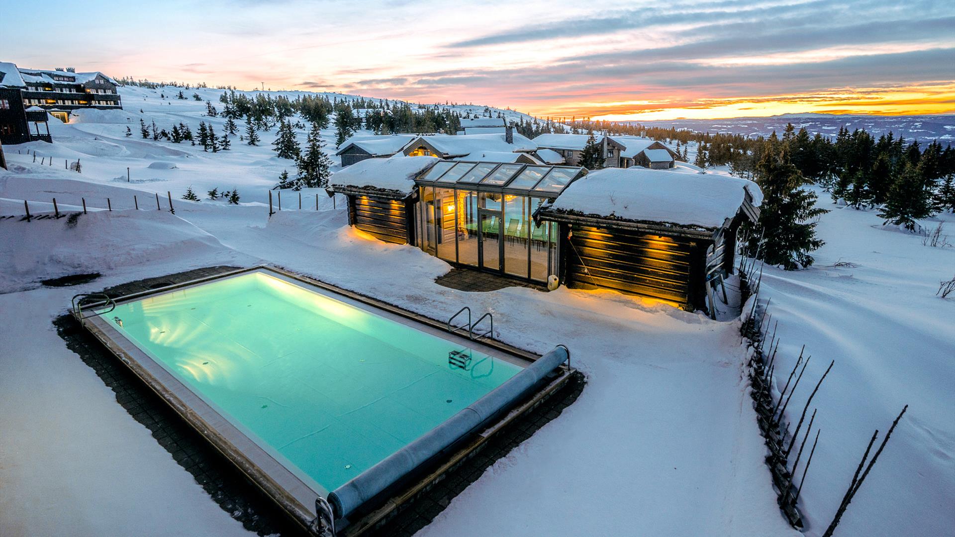 Outdoor swimming pool at Ilsetra, Hafjell.