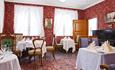 Restauranten på Lysaker Gjestgiveri med et vintage preg på tepper, stoler og vegger.