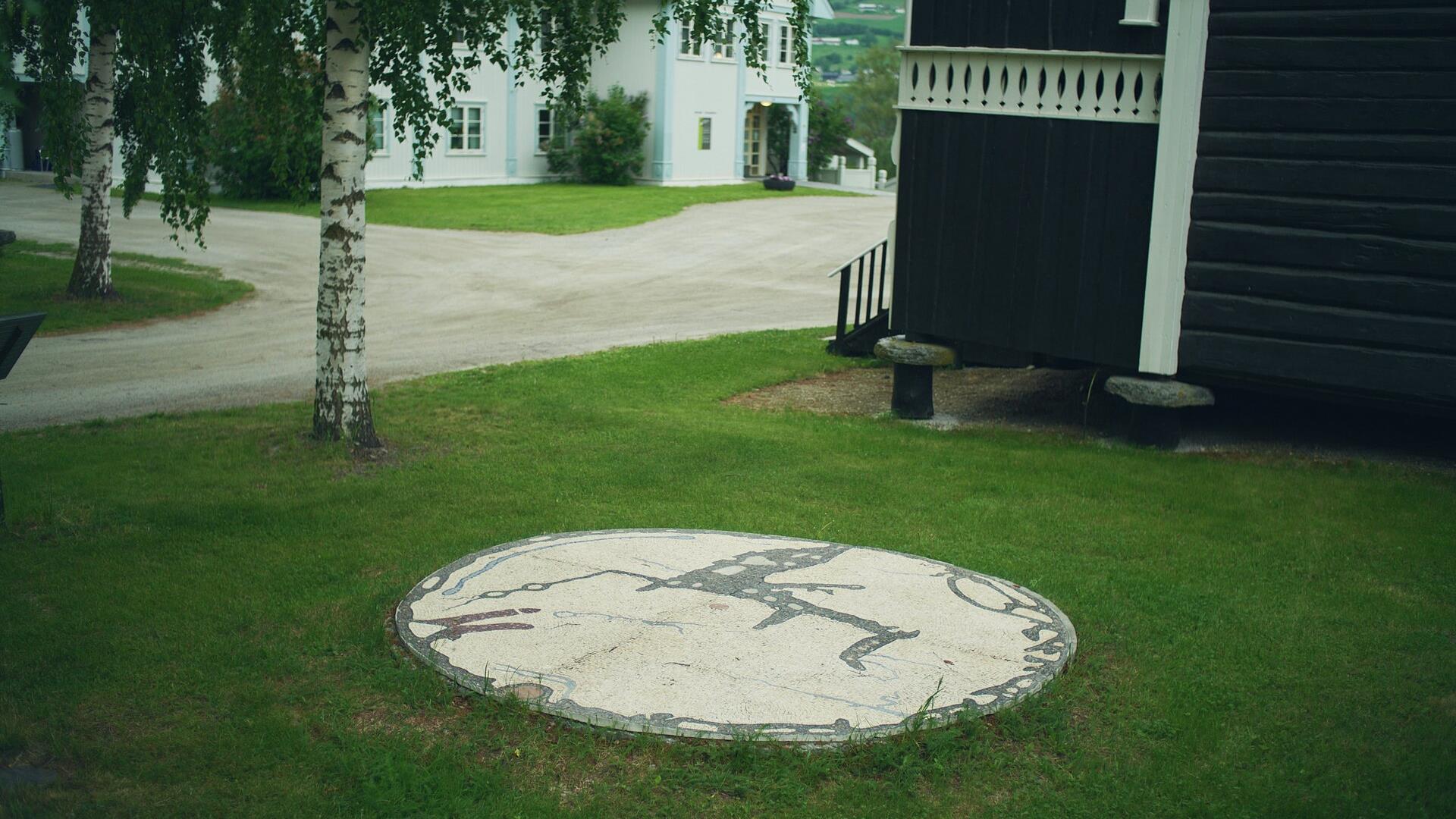 Mappa Mundi, Jumana Manna (2013). Kunstverkene i Kunstlandskap Gudbrandsdalen ligger på rekke og rad, en veiviser til bortgjemte naturperler, historie og moderne utvikling. Mappa Mundi, Jumana Manna (2013). Kunstverkene i Kunstlandskap Gudbrandsdalen ligger på rekke og rad, en veiviser til bortgjemte naturperler, historie og moderne utvikling.