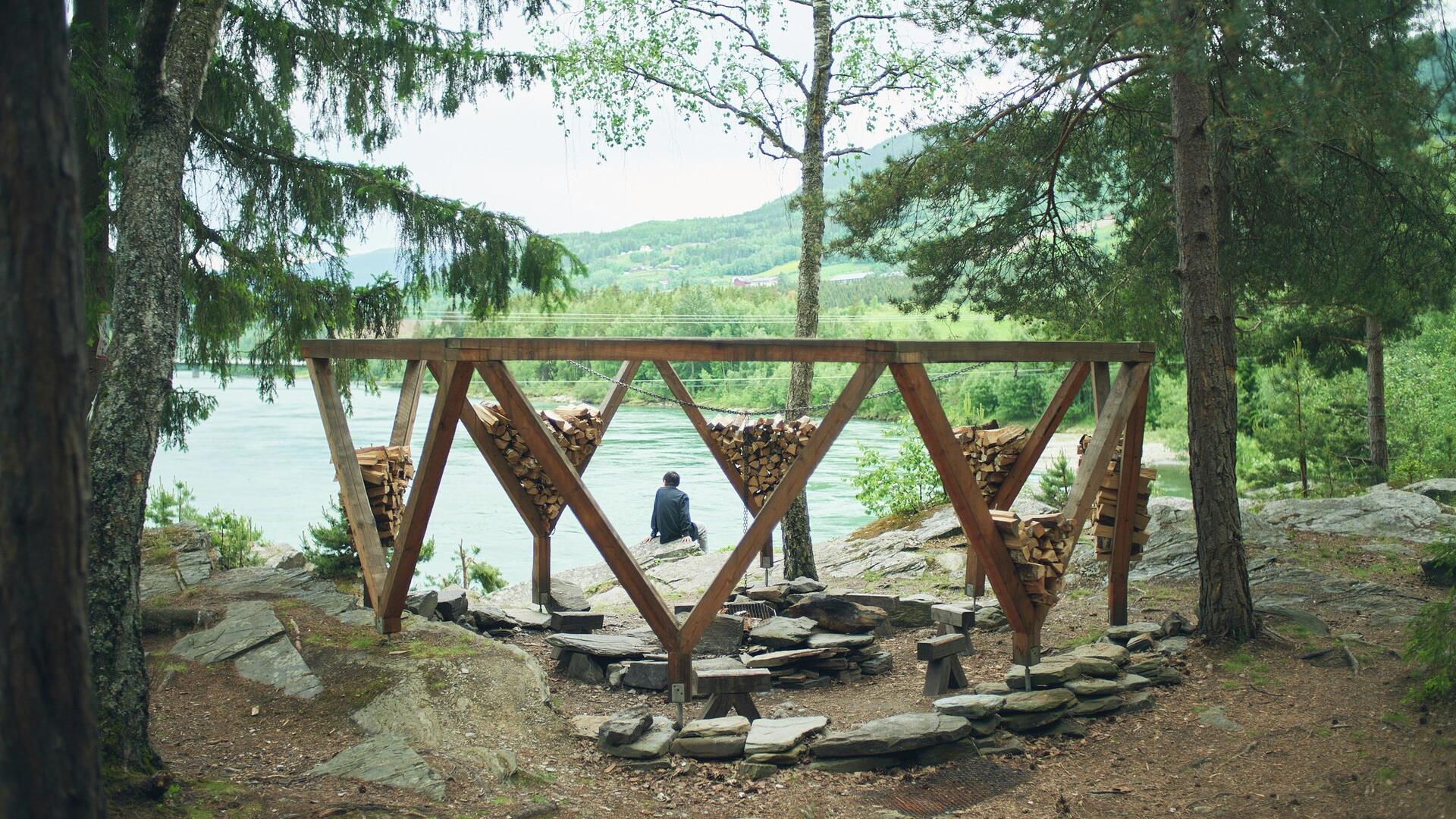 The artwork "Oktagon" by Riktala Eggertsson Arkitekter (2017), part of Kunstlandskap Gudbrandsdalen. Along Gudbrandsdalsvegen. (Stedskunst.no) The artwork "Oktagon" by Riktala Eggertsson Arkitekter (2017), part of Kunstlandskap Gudbrandsdalen. Along Gudbrandsdalsvegen. (Stedskunst.no)