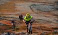 Syklister og vandrere på tur opp Svartfjell
