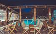 Relax avdelingen i Karlsvogna Fjellbad med hyggelige stoler og bord i tre. Spidsbergseter Resort Rondane.