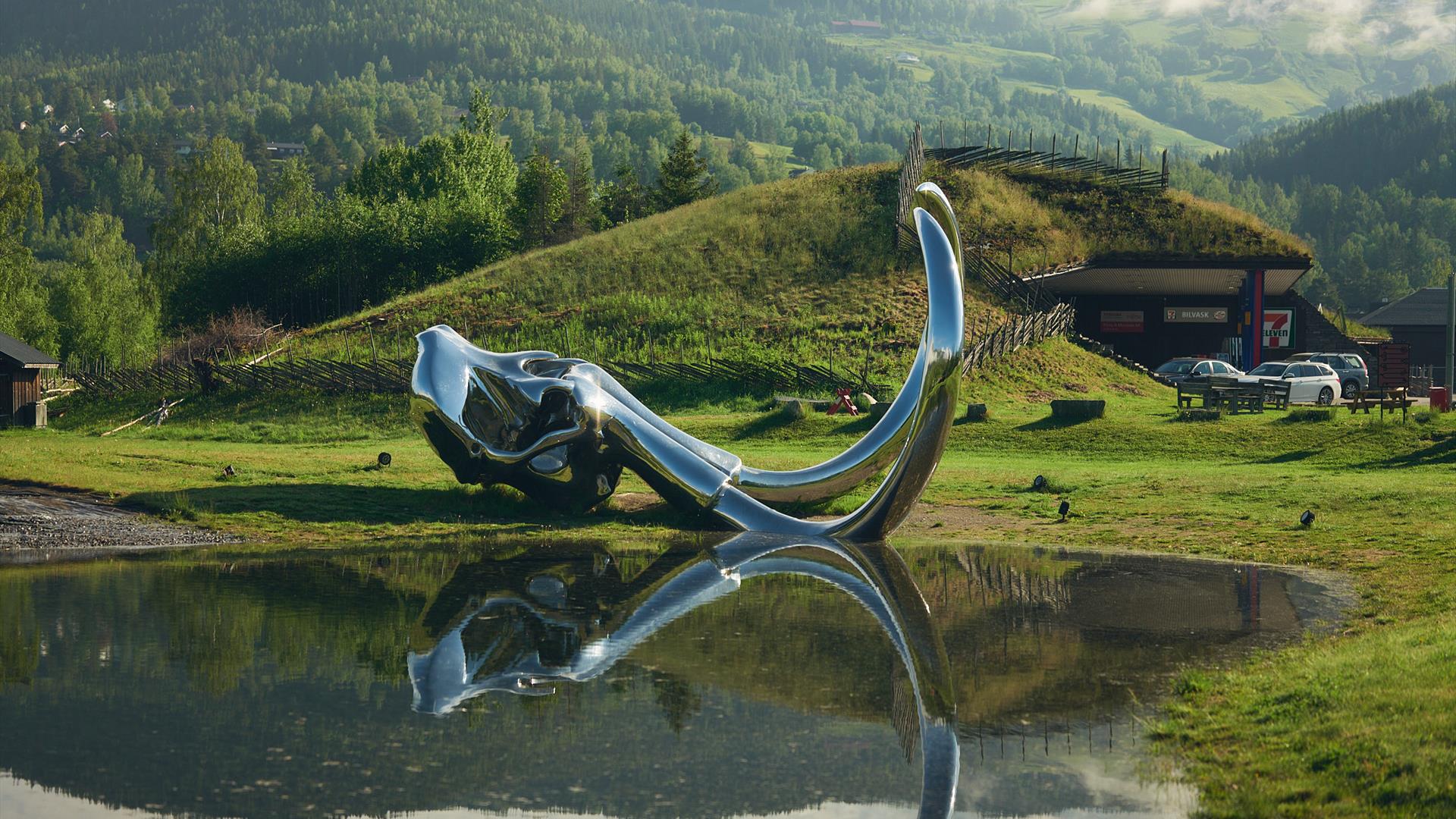 The artwork "Mammuten", part of Veiskille i Kunstlandskap Gudbrandsdalen, along Gudbrandsdalsvegen (Stedskunst.no) The artwork "Mammuten", part of Veiskille i Kunstlandskap Gudbrandsdalen, along Gudbrandsdalsvegen (Stedskunst.no)