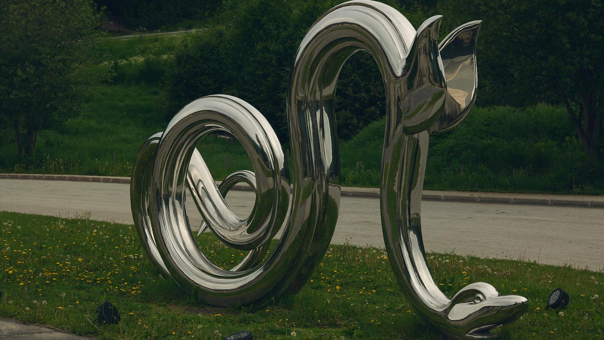 Kunstverket "Dragen", en del av Vegskille i Kunstlandskap Gudbrandsdalen, langs Gudbrandsdalsvegen (Stedskunst.no) Kunstverket "Dragen", en del av Vegskille i Kunstlandskap Gudbrandsdalen, langs Gudbrandsdalsvegen (Stedskunst.no)