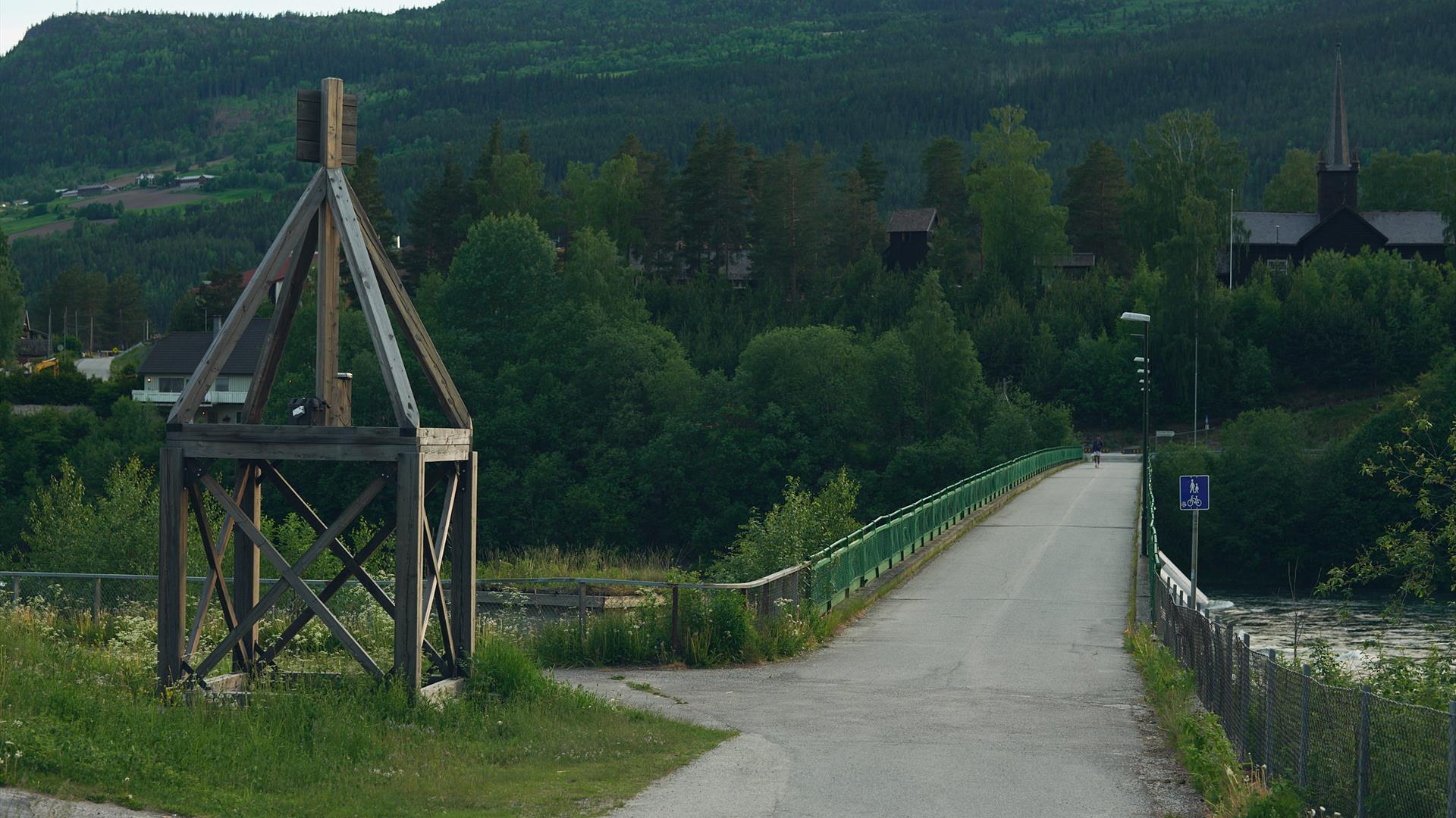 The artwork "Markører for midlertidige samtaler", part of Vegskille i Kunstlandskap Gudbrandsdalen, along Gudbrandsdalsvegen (Stedskunst.no) The artwork "Markører for midlertidige samtaler", part of Vegskille i Kunstlandskap Gudbrandsdalen, along Gudbrandsdalsvegen (Stedskunst.no)