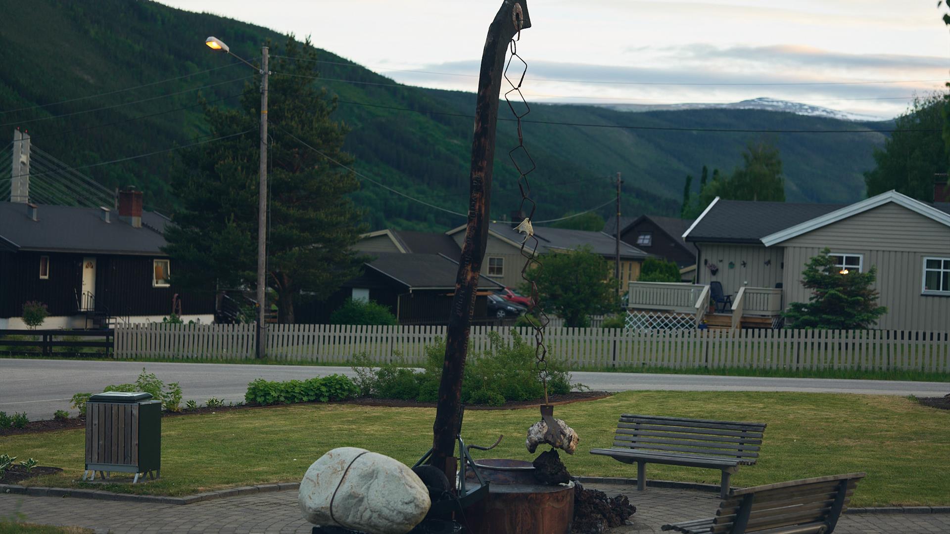 Kunstverket "Odelsgut og fantefølge", en del av Vegskille i Kunstlandskap Gudbrandsdalen, langs Gudbrandsdalsvegen (Stedskunst.no) Kunstverket "Odelsgut og fantefølge", en del av Vegskille i Kunstlandskap Gudbrandsdalen, langs Gudbrandsdalsvegen (Stedskunst.no)
