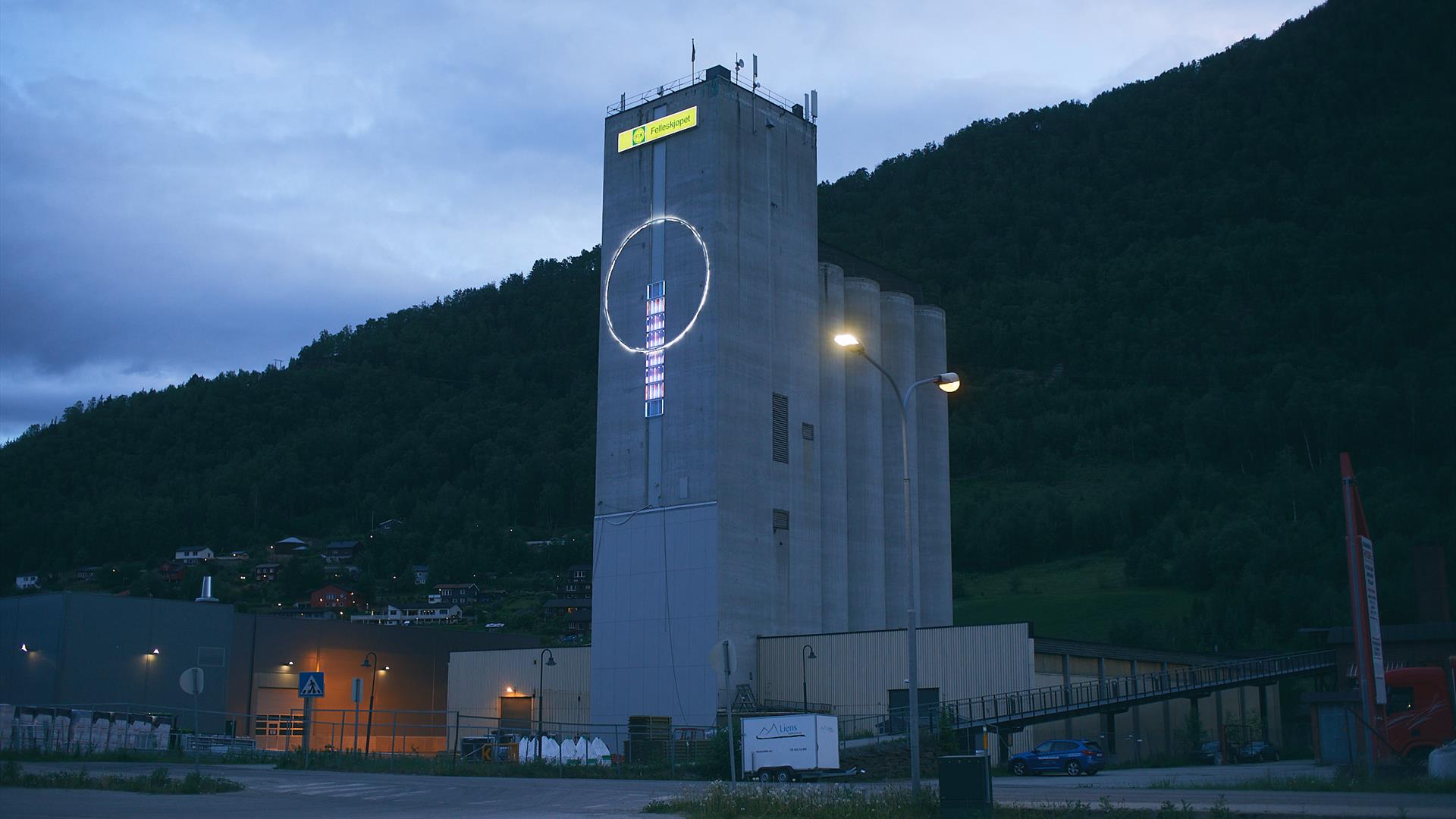 The artwork "=o=", part of Veiskille i Kunstlandskap Gudbrandsdalen, along Gudbrandsdalsvegen (Stedskunst.no) The artwork "=o=", part of Veiskille i Kunstlandskap Gudbrandsdalen, along Gudbrandsdalsvegen (Stedskunst.no)