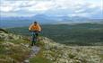 Terrengsyklist klatrer oppover Svartfjellet