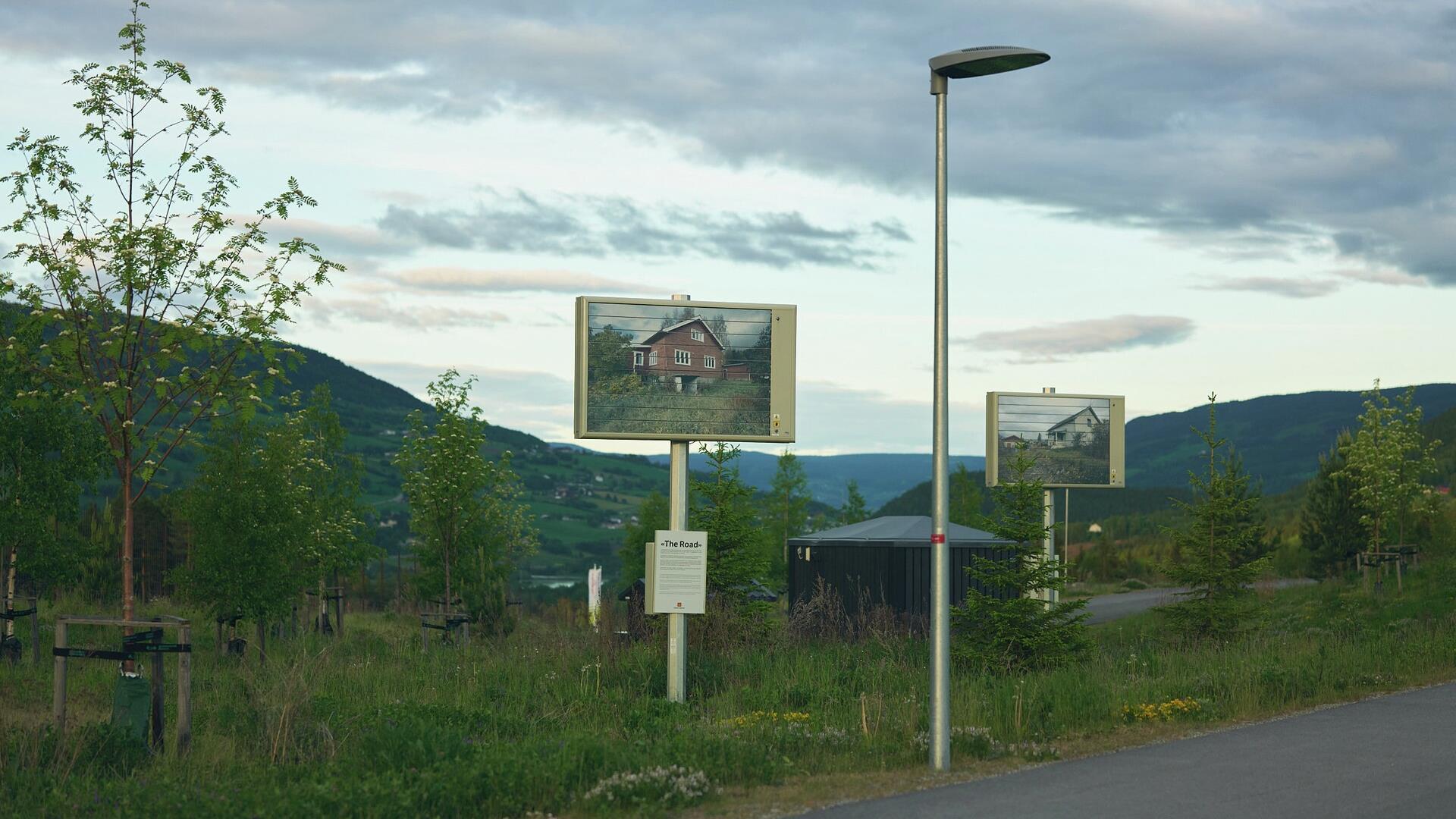 The Road, Lars-Andreas Tovey Kristiansen (2017). Kunstverkene i Kunstlandskap Gudbrandsdalen ligger på rekke og rad, en veiviser til bortgjemte naturperler, historie og moderne utvikling.