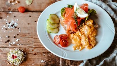 Smoked salmon open sandwich with egg and salad garnish | Venabu Fjellhotell