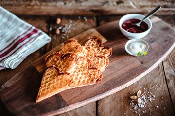 Hot waffles with jam and cream | Venabu Fjellhotell