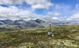 Lone signpost with dramatic mountain view in the background | Venabu Fjellhotell