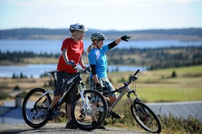 2 syklister nyter utsikten på Sjusjøen
