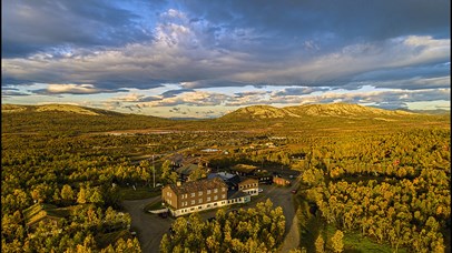 An aerial view of Venabu Fjellhotell in autumn