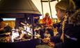 Grilling av pinnebrød i lavvoen med Sjusjøen Husky Tours