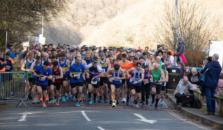 Picture of runners starting in 2021