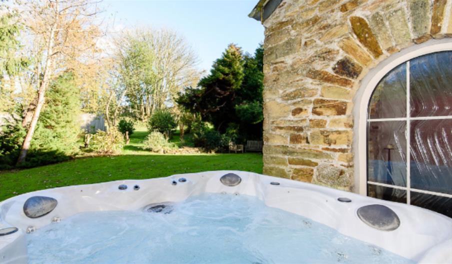 Kilminorth Cottages - Queen Park - hot tub