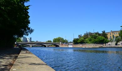 Image of River Medway with the Maidstone Bridge in the background on a sunny day.
