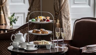 An afternoon tea with Champagne