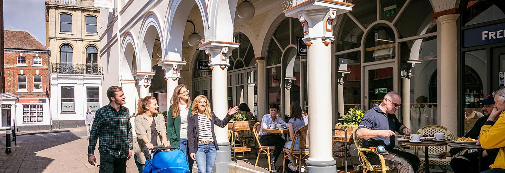 The stone columns of the old market buildings from 1825 and atmosphere to the town centre today and are easily visible to everyone.