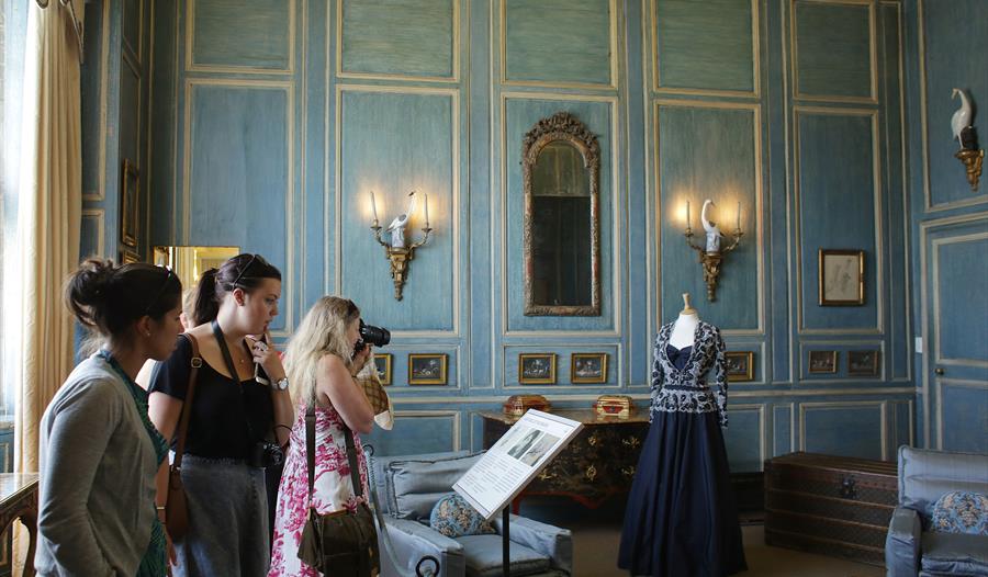 Visitors in Lady Baillie's Bedroom