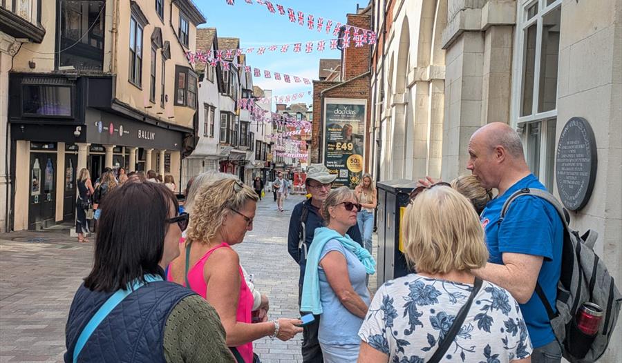 Relive the incredible past of a town of the people.