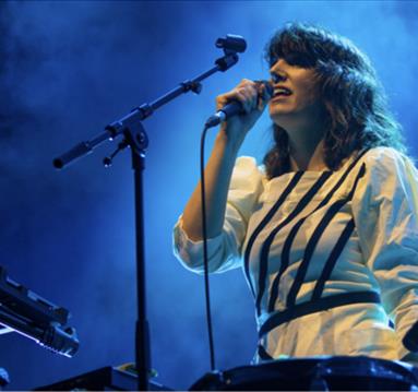 Anna Meredith performing