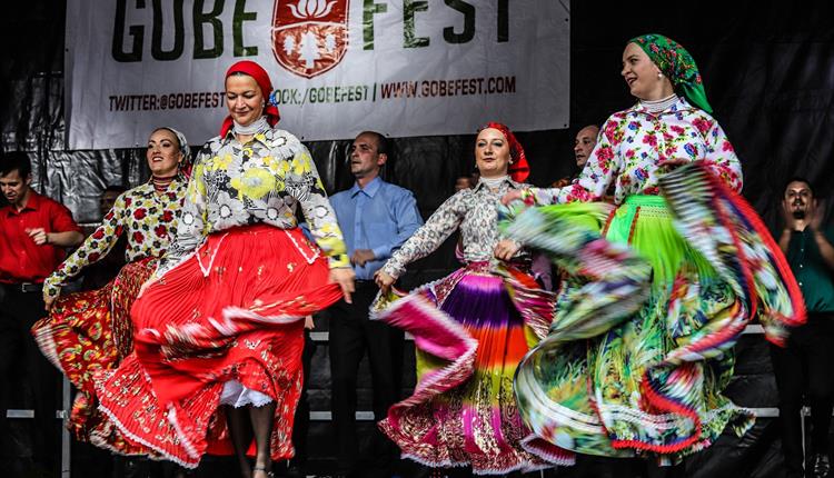 Góbéfest, dancers on stage