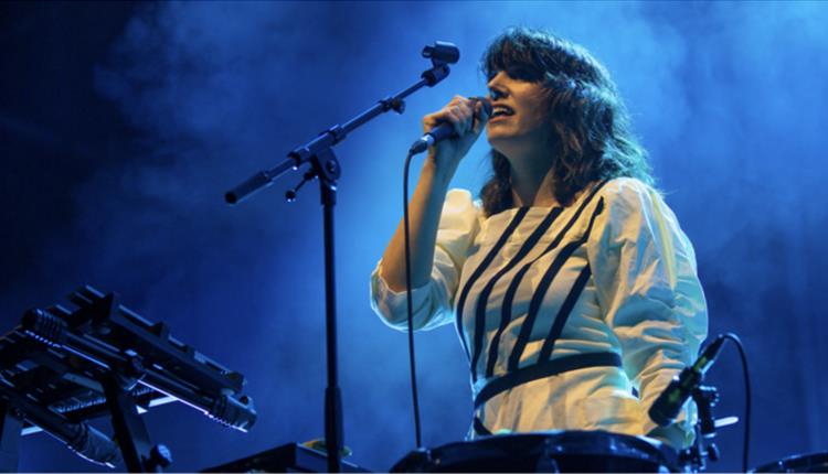 Anna Meredith performing