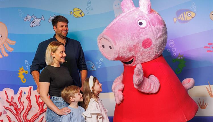 Peppa Pig Goes To The Aquarium!