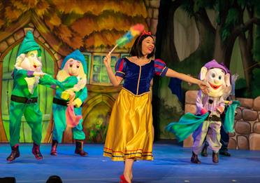Snow White: actors on stage