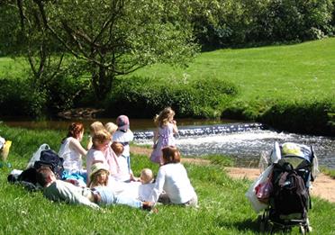 Bollin Valley Family picnicing
