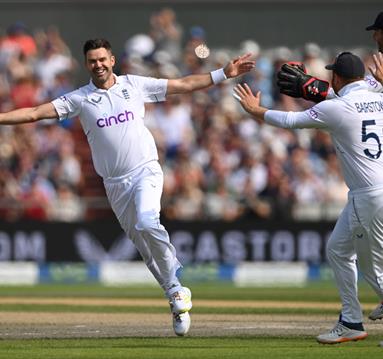 England cricket players celebrating