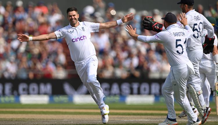 England cricket players celebrating