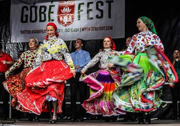 Góbéfest, dancers on stage