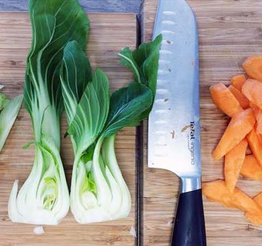 Kitchen knife and vegatables