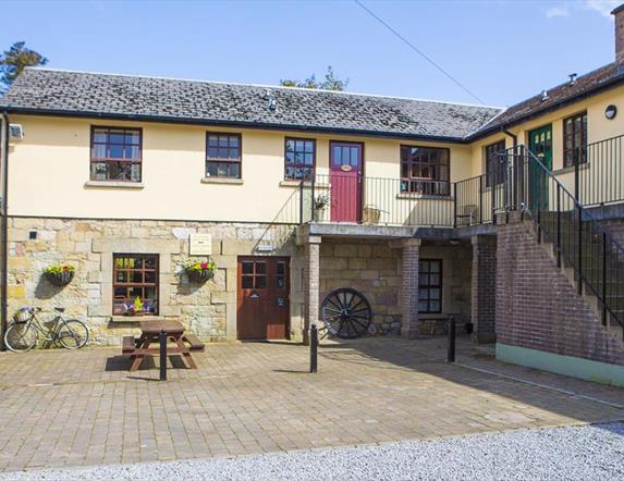 Blessingbourne Courtyard Apartments with picnic tables outside