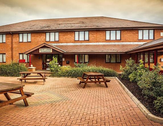 outside image of the Cohannon Inn with picnic tables to the front
