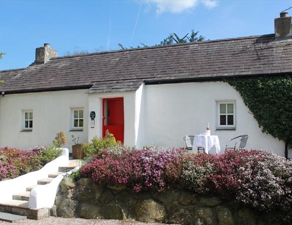 Image of the outside of Scott’s Barn, a luxurious five star 400 year old self catering Irish cottage