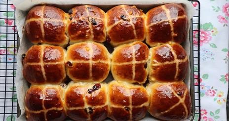 Image of hot crossed buns in a tray