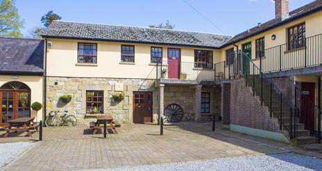 Blessingbourne Courtyard Apartments with picnic tables outside