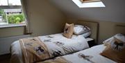 twin bedroom with 2 single beds