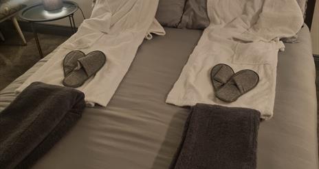 Guests are provided with fresh robes, slippers and towels. These will be found in the bedroom.