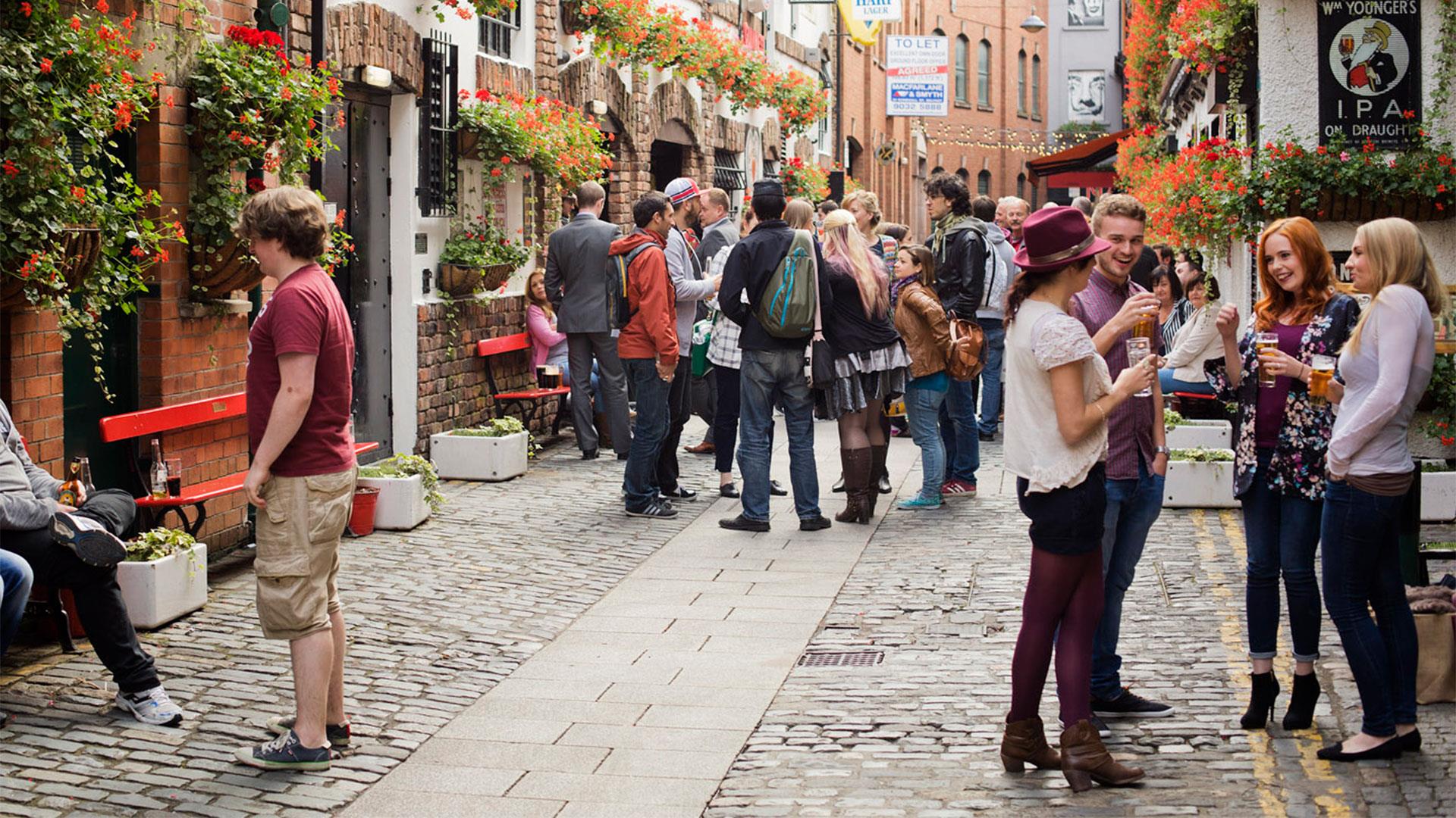 UK: Cross-Border Revellers from Ireland pack Belfast Pubs as Dublin Halts Re-Openings