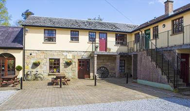 Blessingbourne Courtyard Apartments with picnic tables outside 