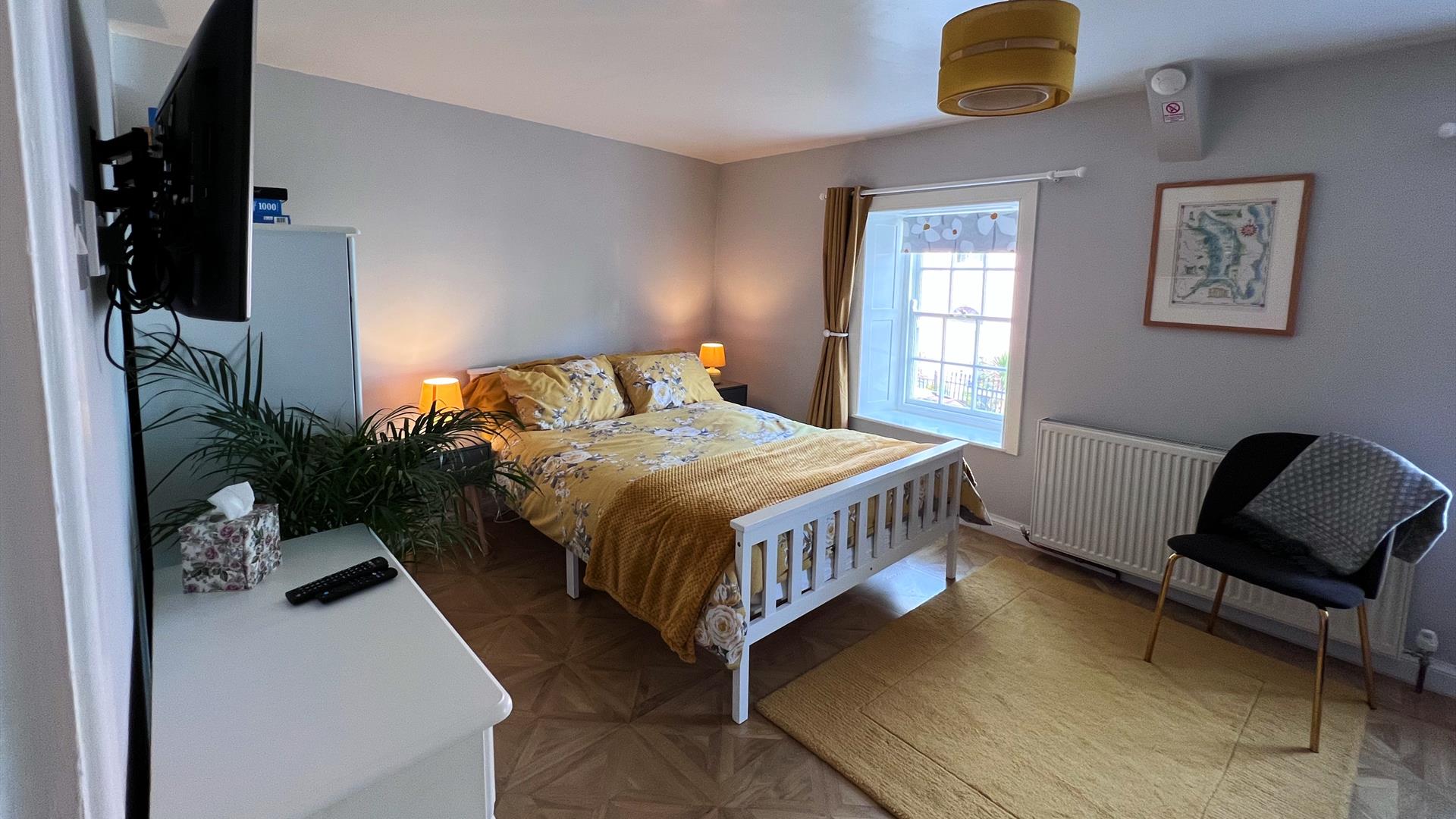 Freshly renovated, Double bed with memory foam mattress, TV, chest of drawers, wardrobe, blackout curtains and blinds, wooden laminate floors